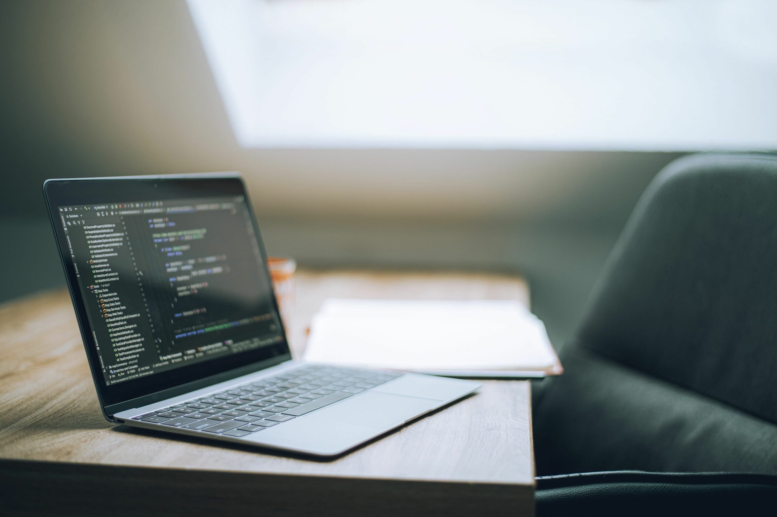 Programmeur au travail sur du code