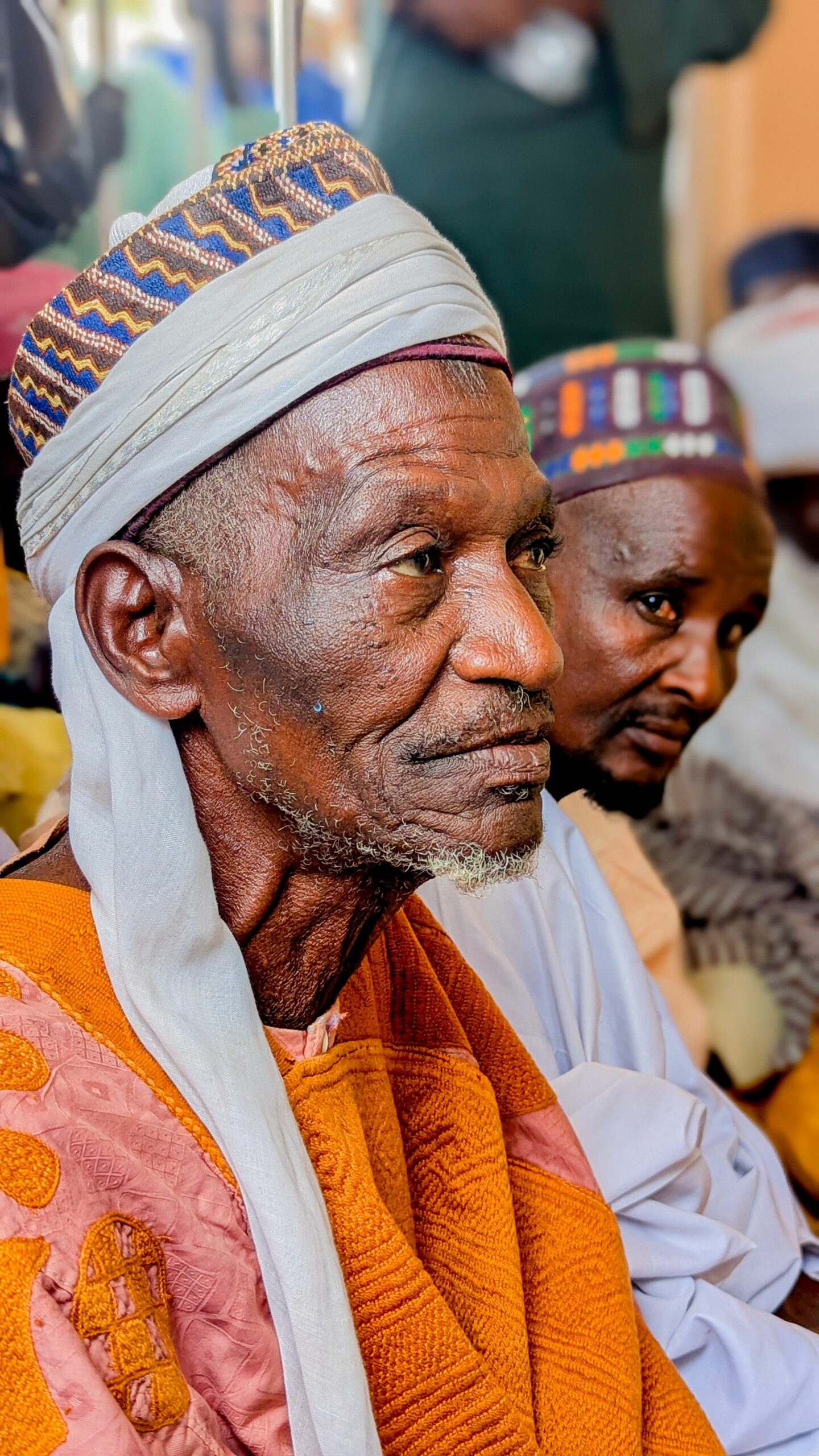 Aîné africain en tenue traditionnelle