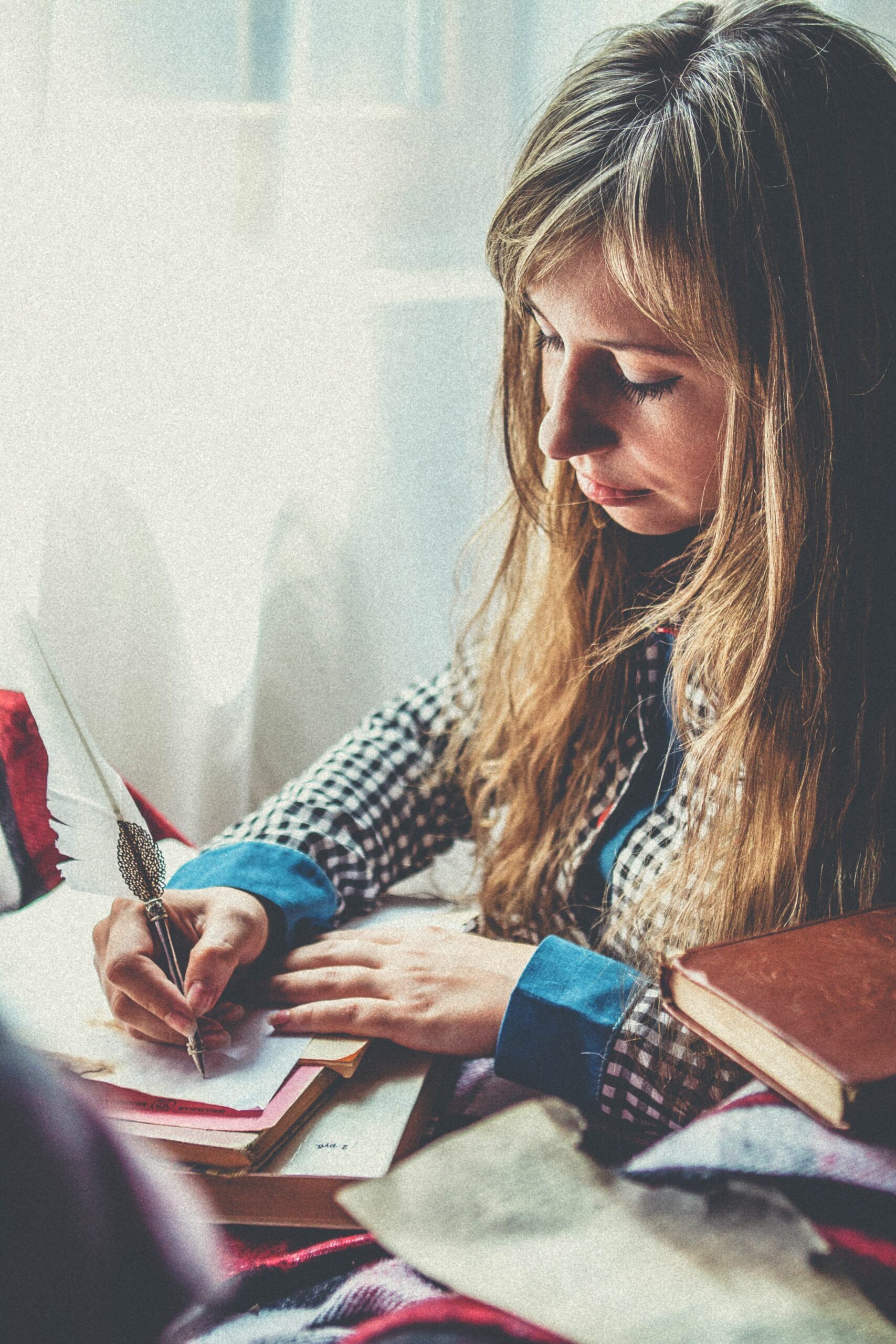 Personne lisant un livre ouvert