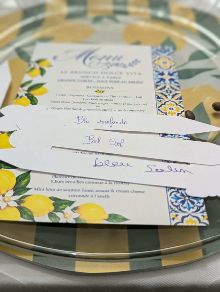 Menu du brunch Dolce Vita avec des mouillettes annotées à la main, dont Blu Profondo et Bel Sol